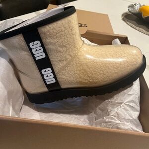 Amazing Ugg boot Clear weather proof in style